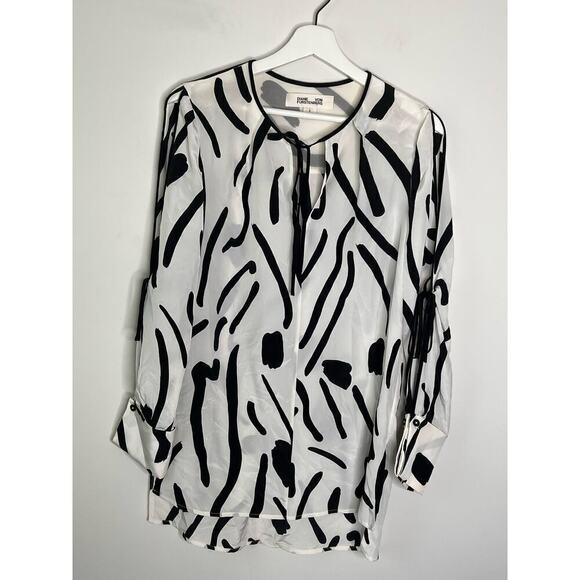 Diane Von Furstenberg Printed Silk Slit Sleeve Tie Neck Blouse Black/White Sz 2 - Picture 5 of 12